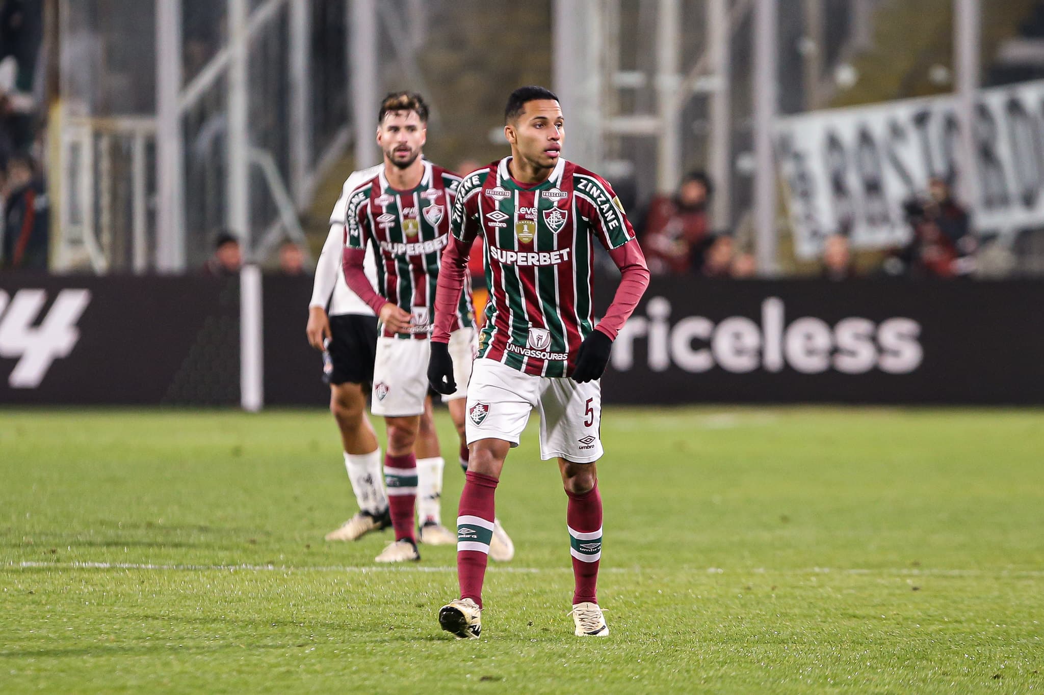 Alexsander é observado por Martinelli contra o Colo-Colo na Libertadores: Fluminense esperava ter dupla como titular em 2024 - Foto: MARCELO GONÇALVES / FLUMINENSE FC