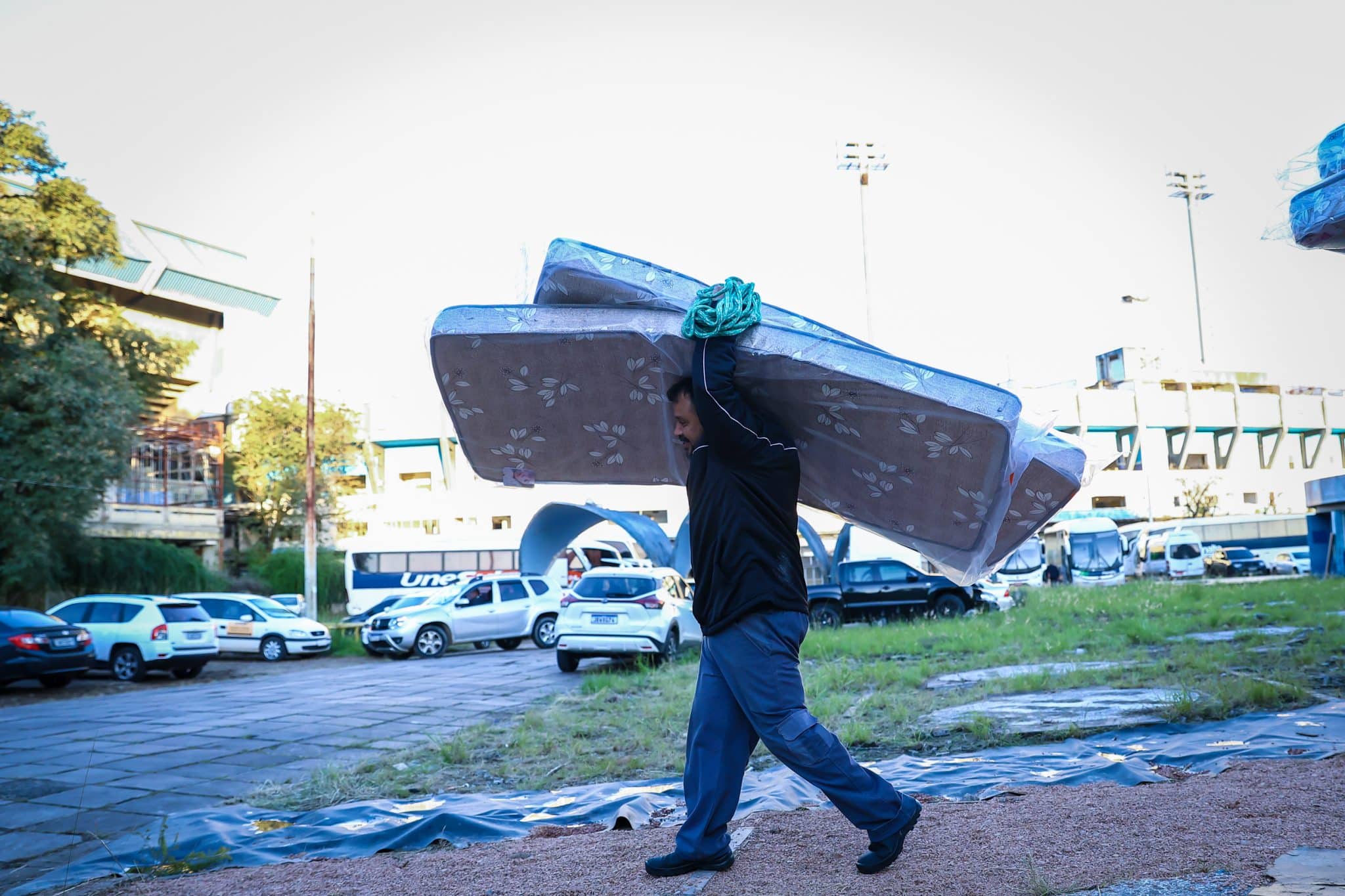 Abandonada, antiga casa do Gr&ecirc;mio vira ponto de doa&ccedil;&otilde;es para v&iacute;timas das chuvas em Porto Alegre