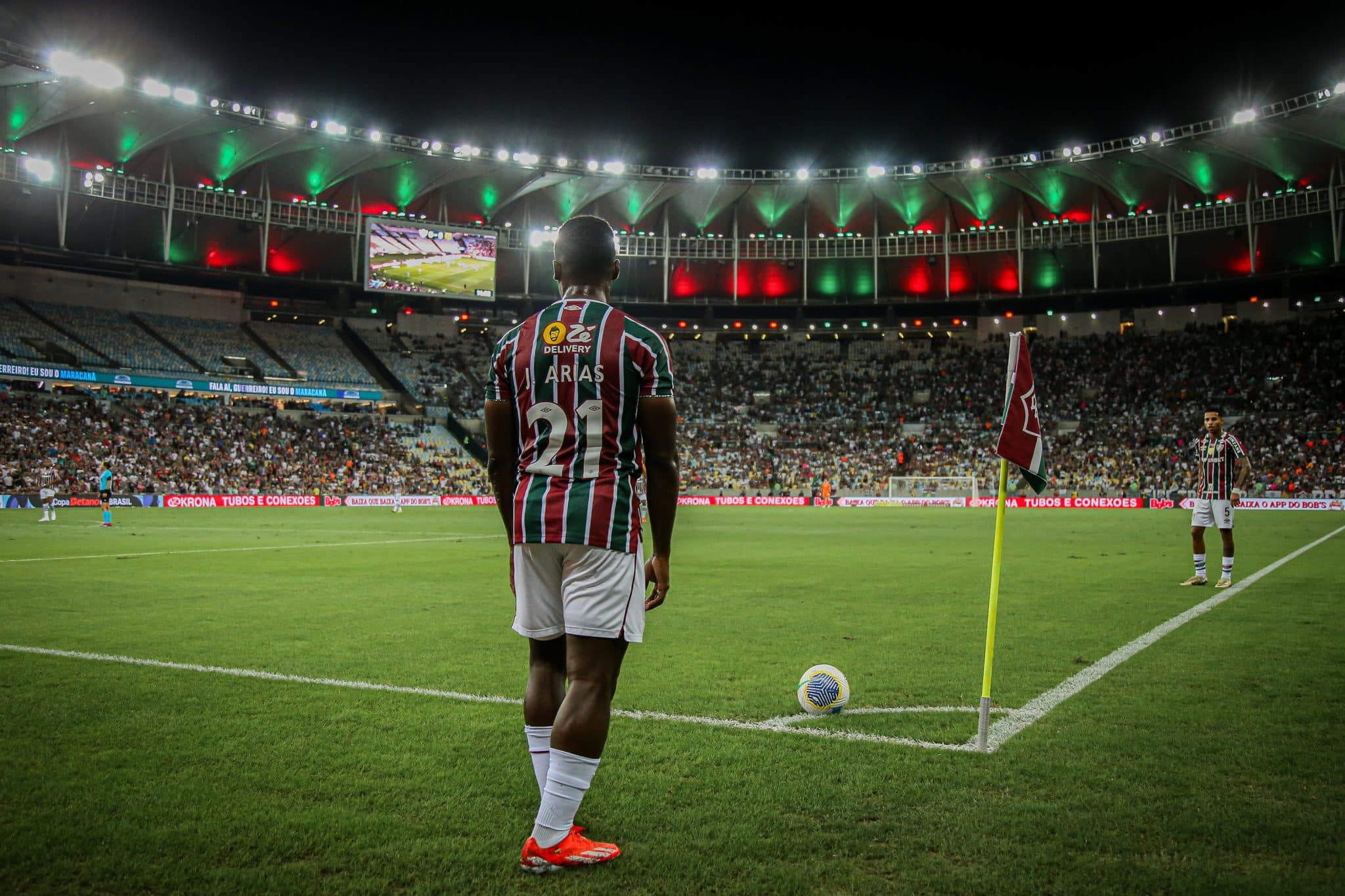 Jhon Arias recebeu carinho da torcida mesmo ap&oacute;s perder p&ecirc;nalti na Copa do Brasil - Foto: Marcelo Gon&ccedil;alves/Fluminense FC