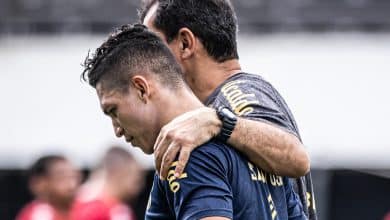 A d&uacute;vida paira sob a cabe&ccedil;a de Carille: quem deve ser titular na lateral direita do Santos?