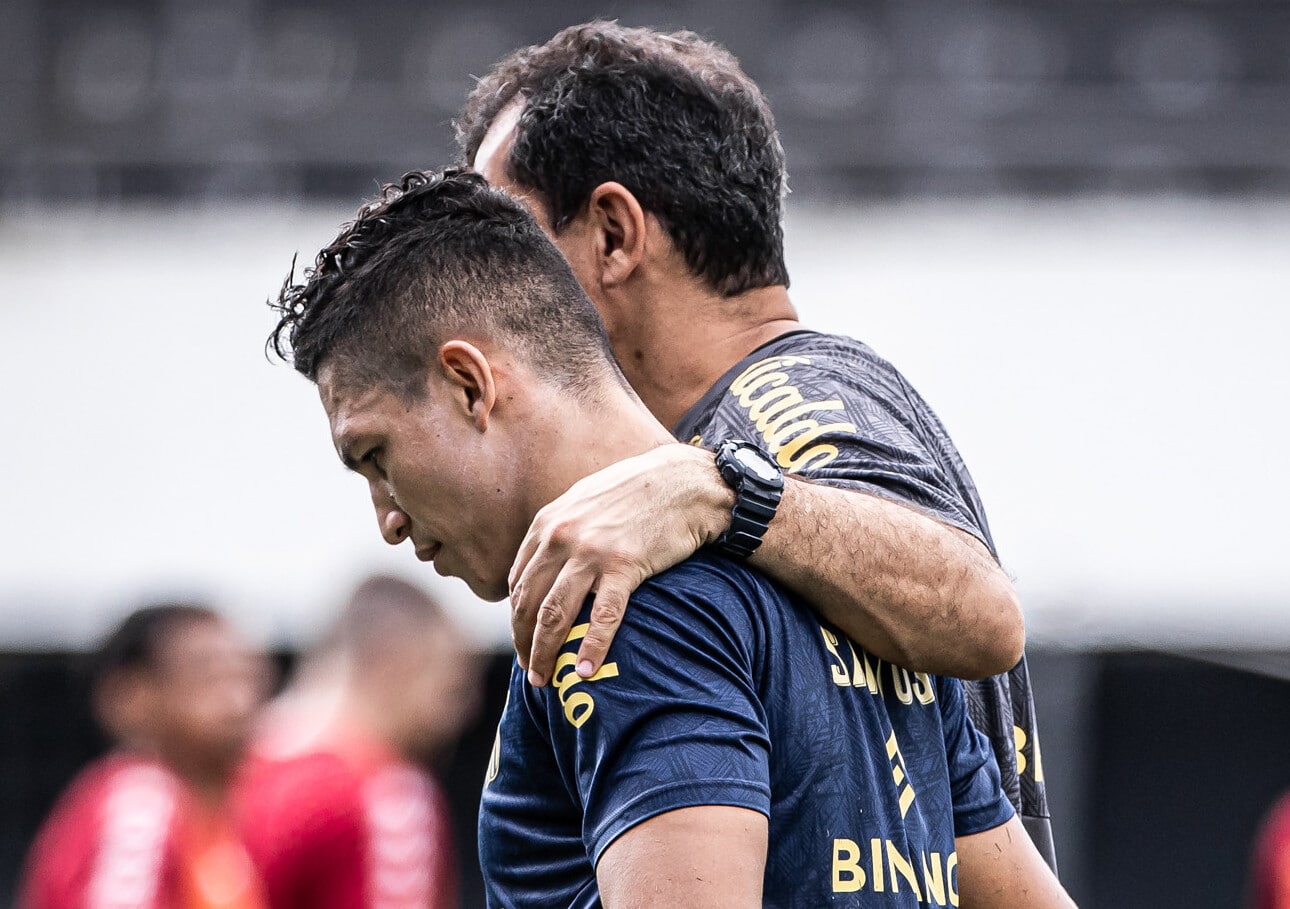 A d&uacute;vida paira sob a cabe&ccedil;a de Carille: quem deve ser titular na lateral direita do Santos?