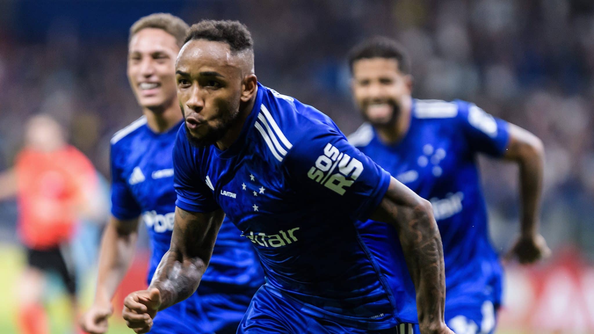 Cruzeiro completa remontada e garante vaga direta nas oitavas da Sul-Americana