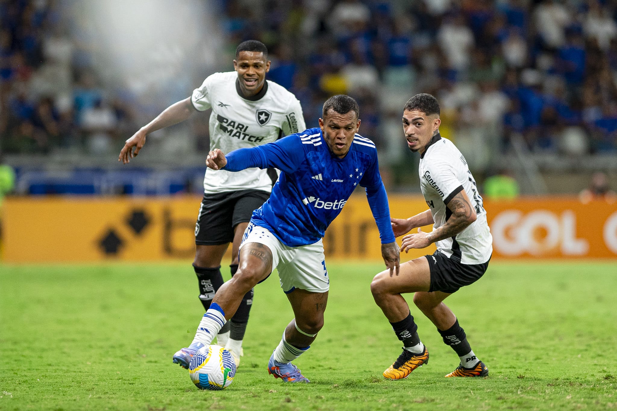 Apesar de j&aacute; rodado, Gabriel Veron tem apenas 21 anos e busca se firmar no Cruzeiro