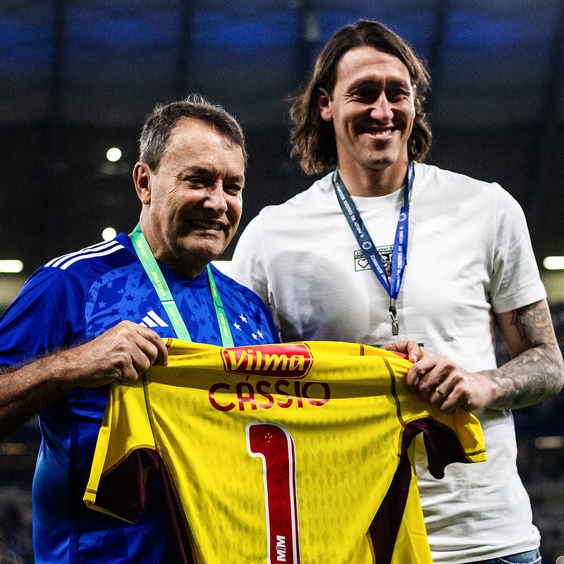 C&aacute;ssio posa ao lado de Pedro Louren&ccedil;o com a camisa 1 do Cruzeiro