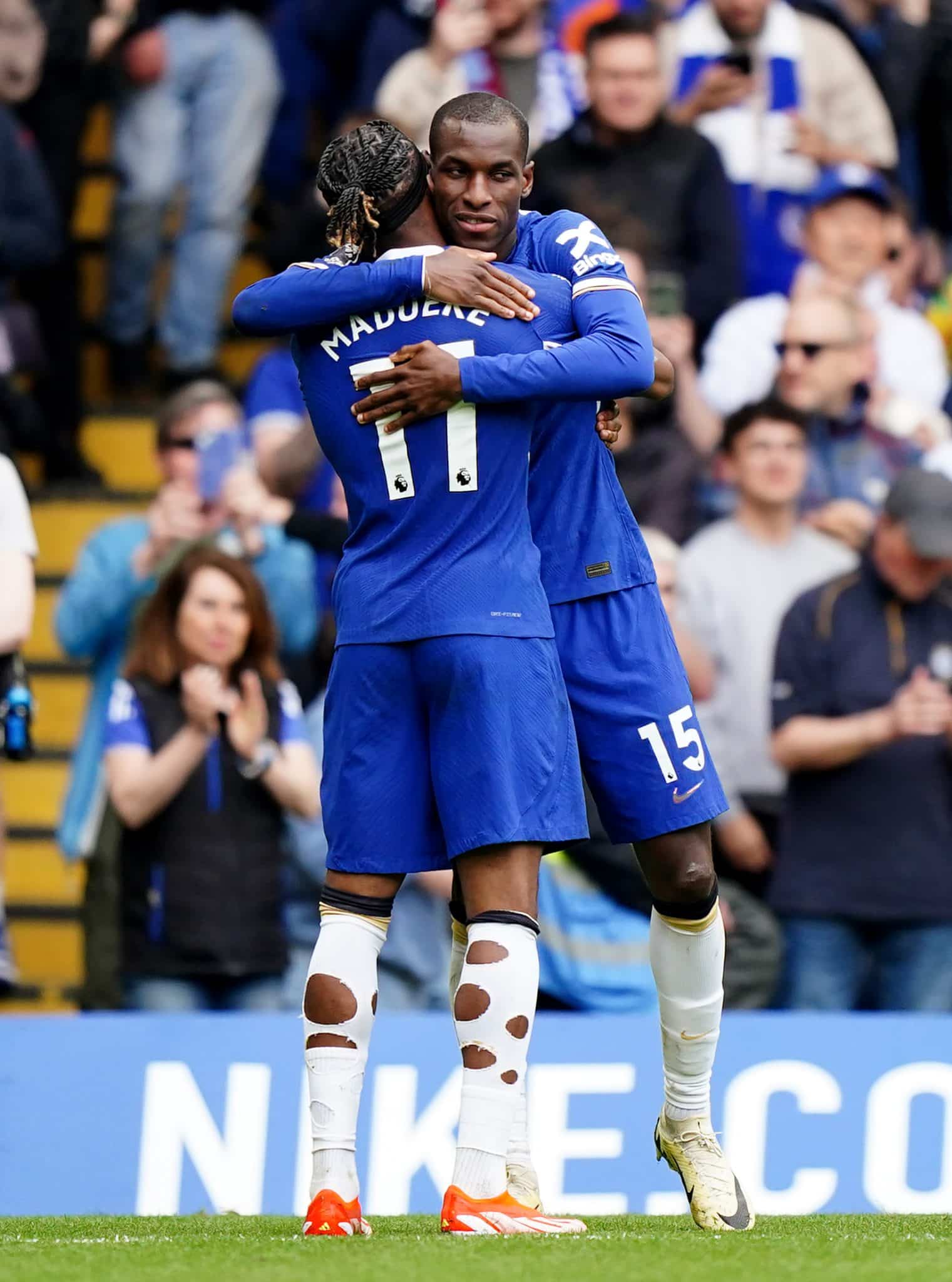 Chelsea atropela West Ham no cl&aacute;ssico e se aproxima da zona da Liga Europa