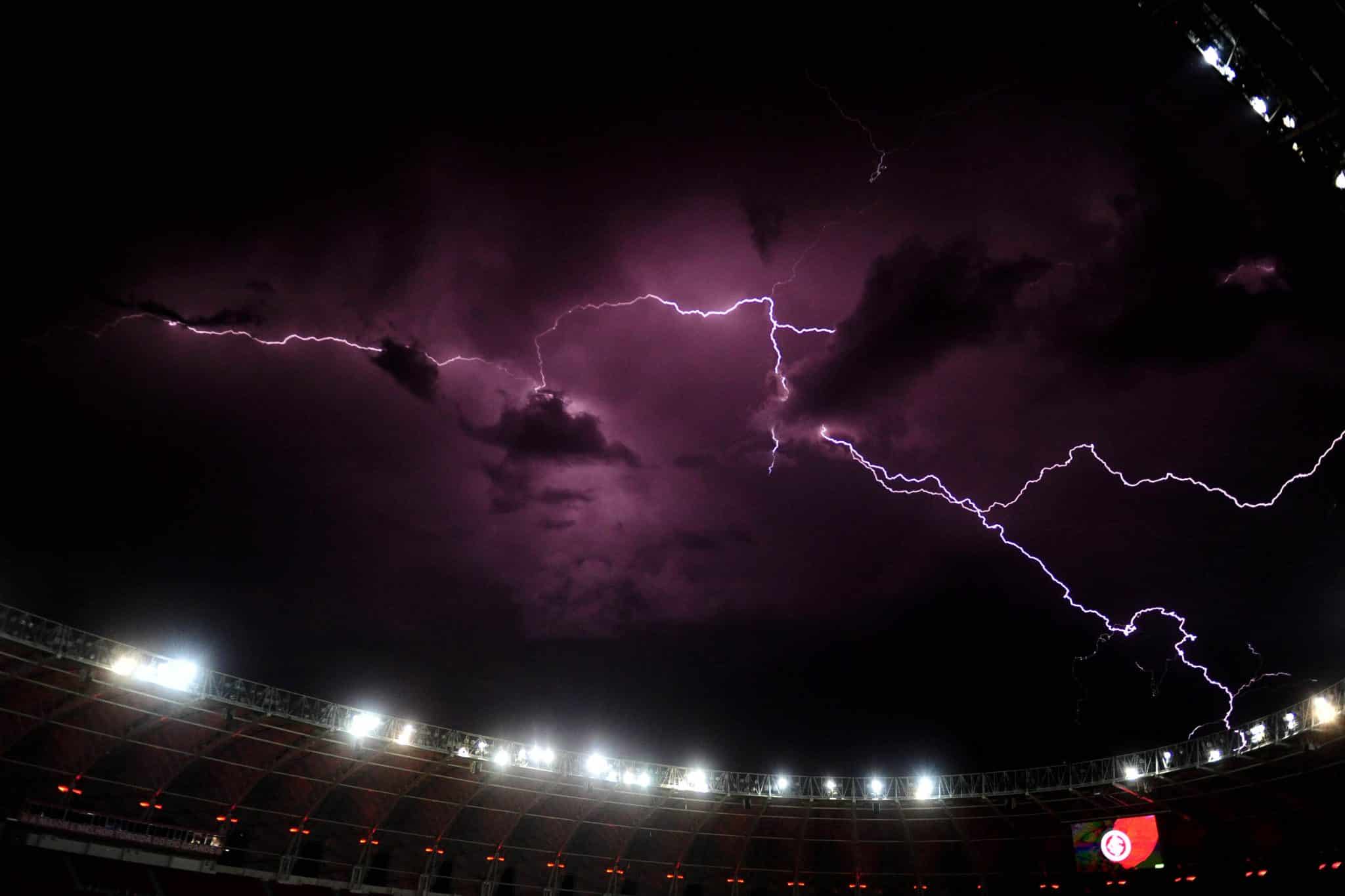 Enchentes afetam clubes ga&uacute;chos, que se mobilizam para ajudar v&iacute;timas