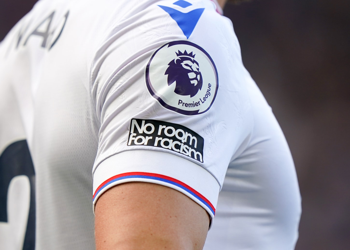 Coment&aacute;rios racistas fazem Premier League afastar ex-&aacute;rbitro do futebol ingl&ecirc;s