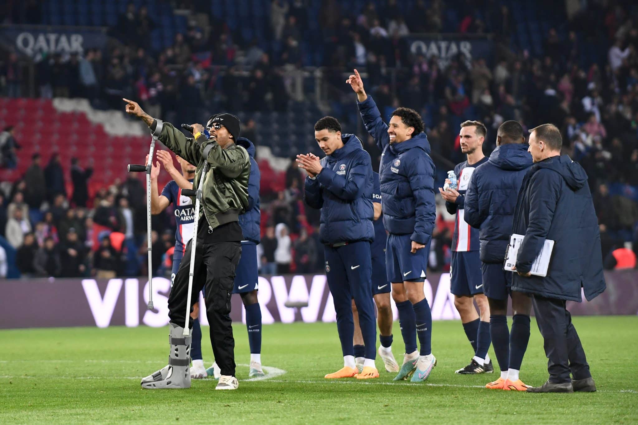 Presnel KIMPEMBE de muletas