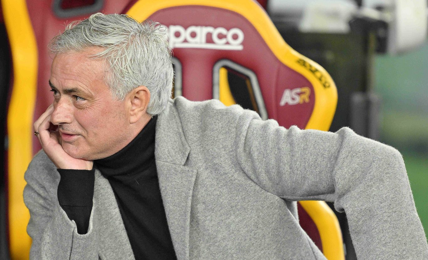 Mourinho pede um time para treinar em propaganda de aplicativo de entrega