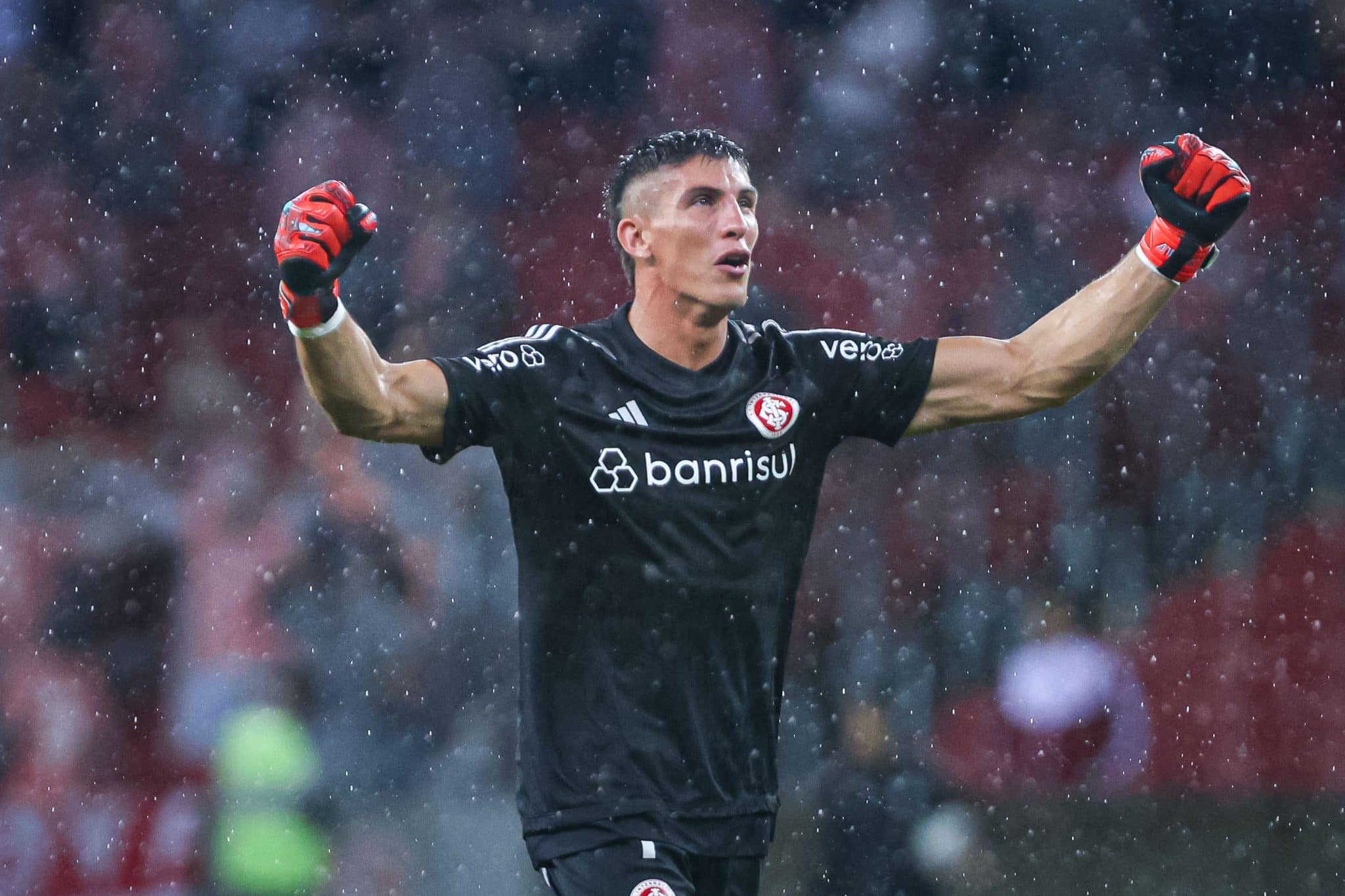 O gola&ccedil;o do goleiro Rochet, do Internacional, diante da crise no RS