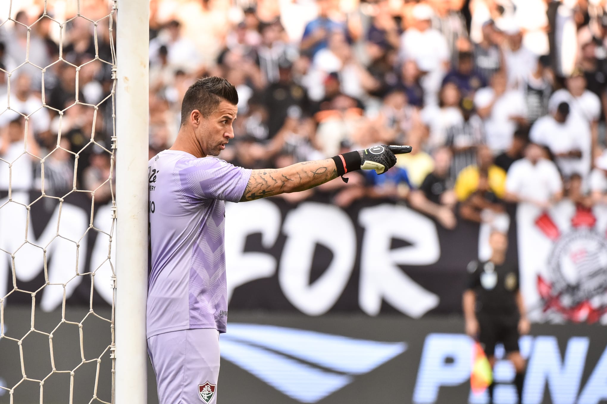 F&aacute;bio tenta corrigir bola parada do Fluminense, que vem sendo problema no Campeonato Brasileiro - Foto: Icon sport
