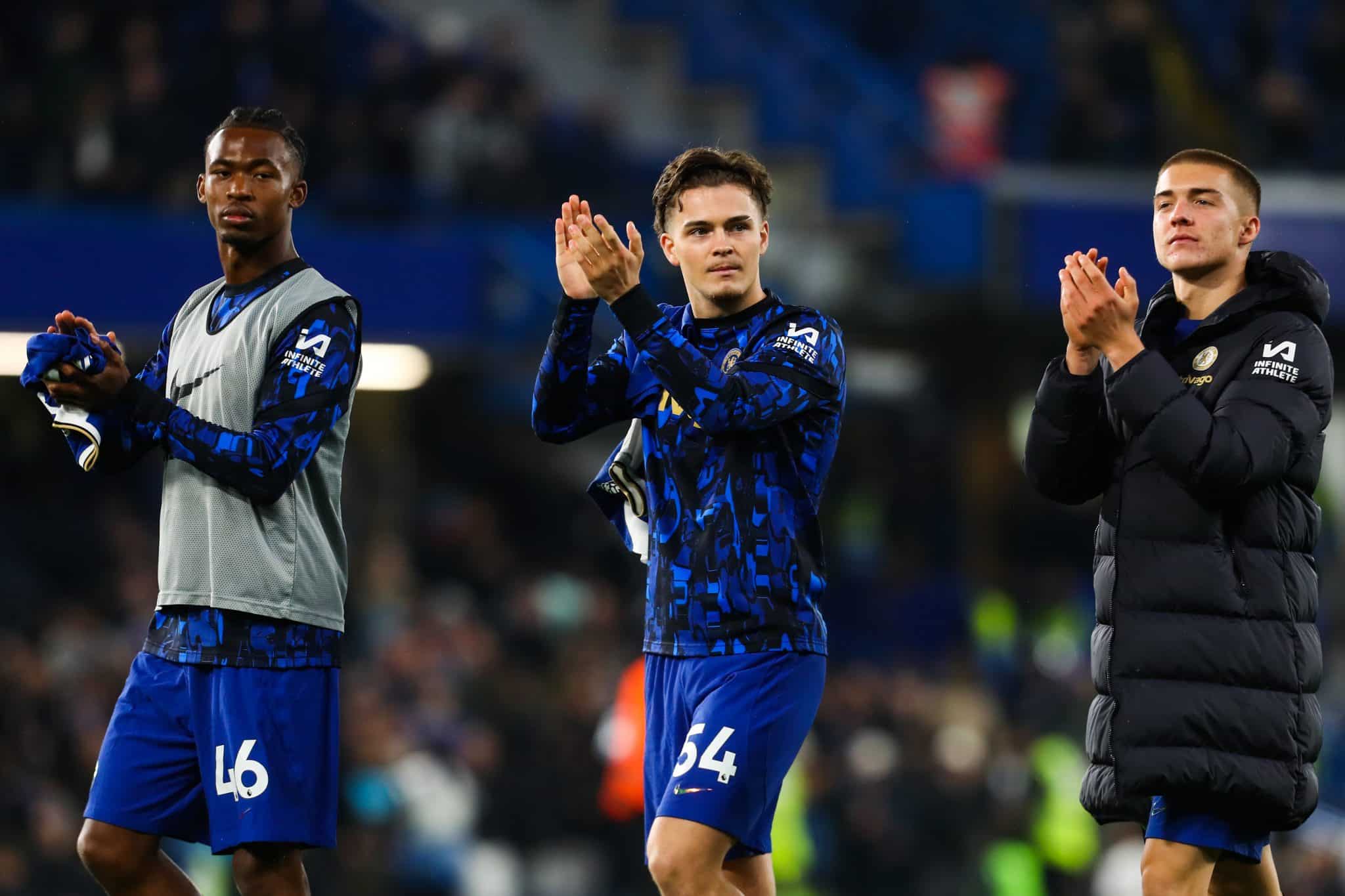 Um banco de reservas inusitado roubou a cena na vit&oacute;ria do Chelsea sobre o Tottenham