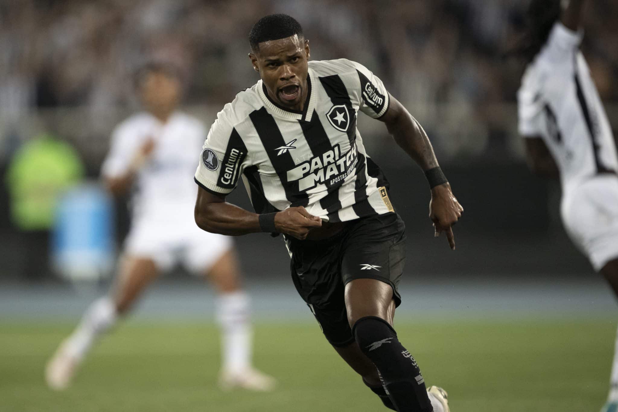 J&uacute;nior Santos volta a decidir, Botafogo vence a LDU e depende de si na Libertadores