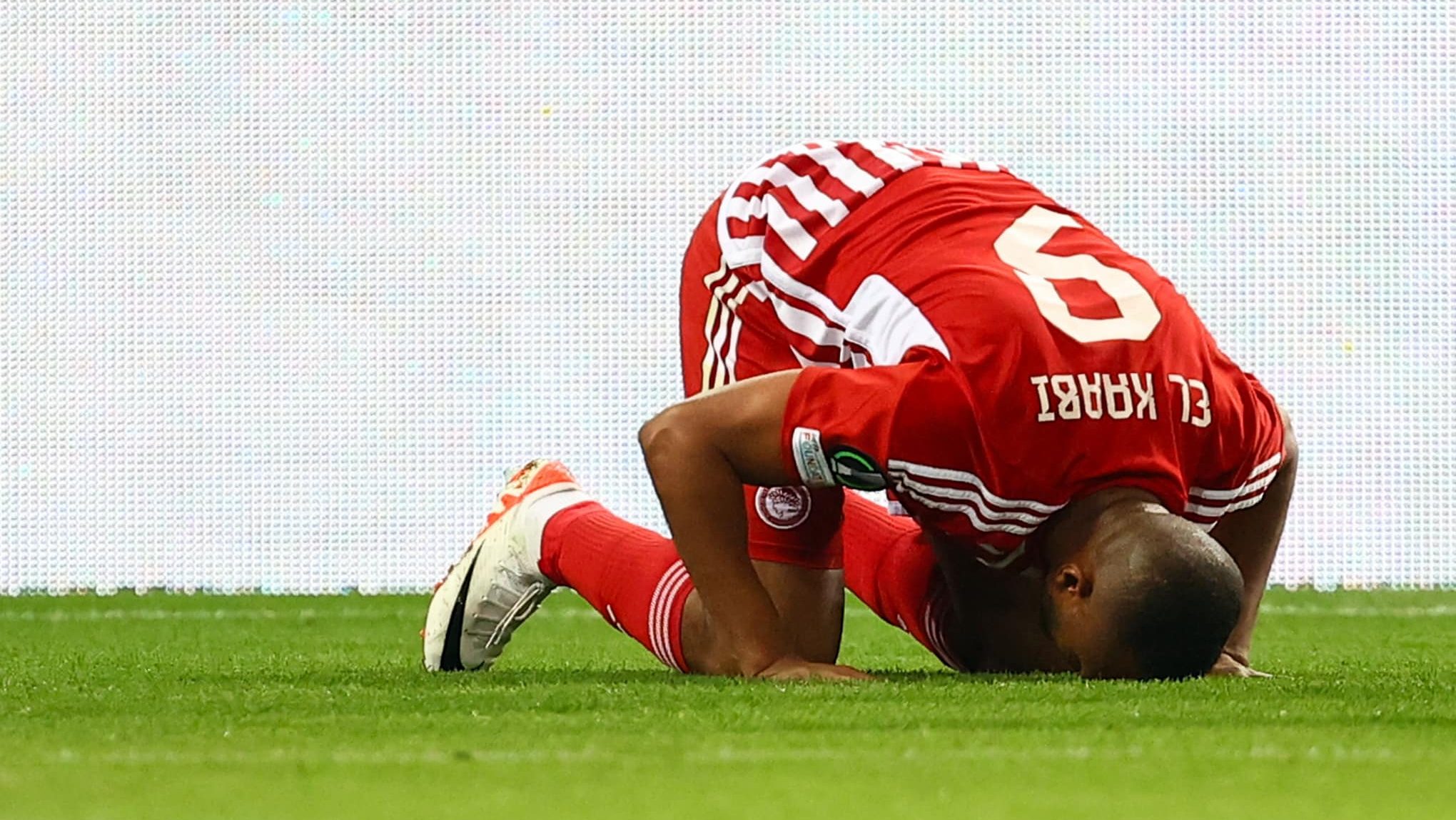 El Kaabi p&otilde;e Aston Villa no bolso e faz hist&oacute;ria com Olympiacos na Conference League