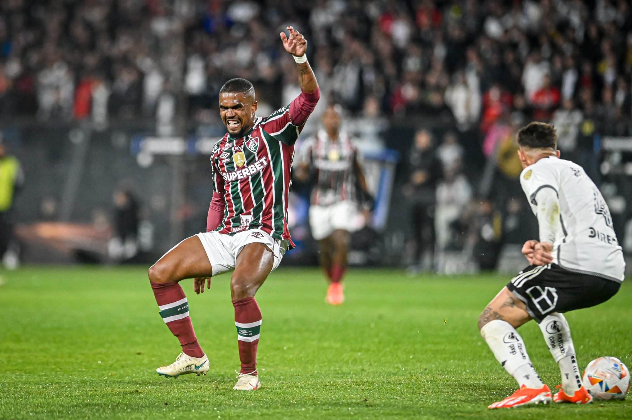 Douglas Costa sentiu no primeiro tempo, e Diniz fez mexida conservadora - Foto: Icon sport