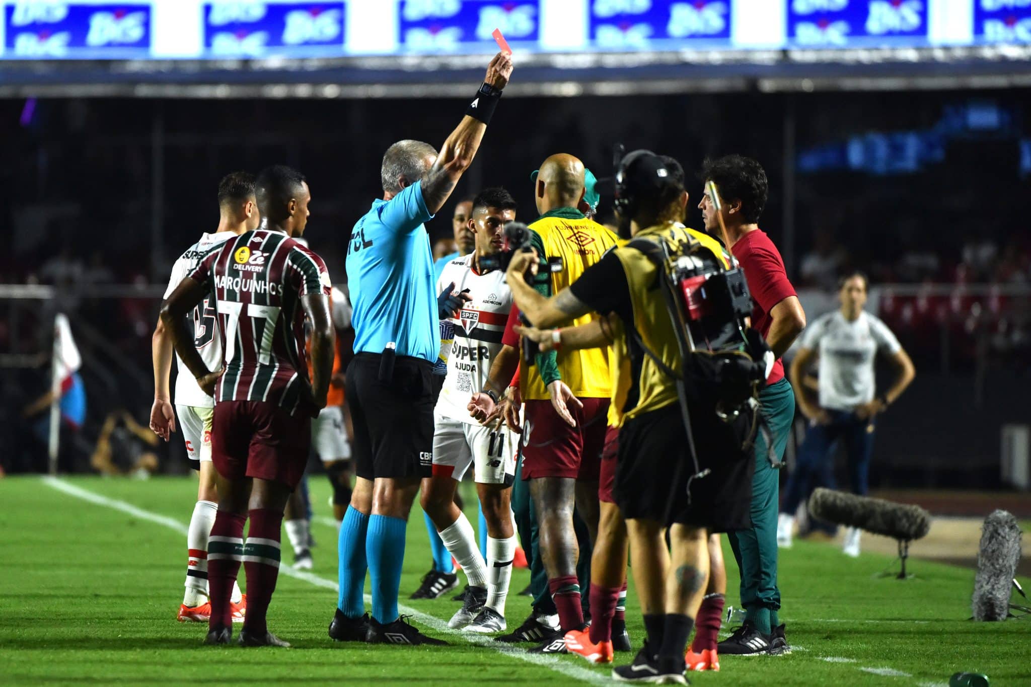 Anderson Daronco expulsou Fernando Diniz ap&oacute;s confus&atilde;o com Luciano em S&atilde;o Paulo x Fluminense - Foto: Icon sport