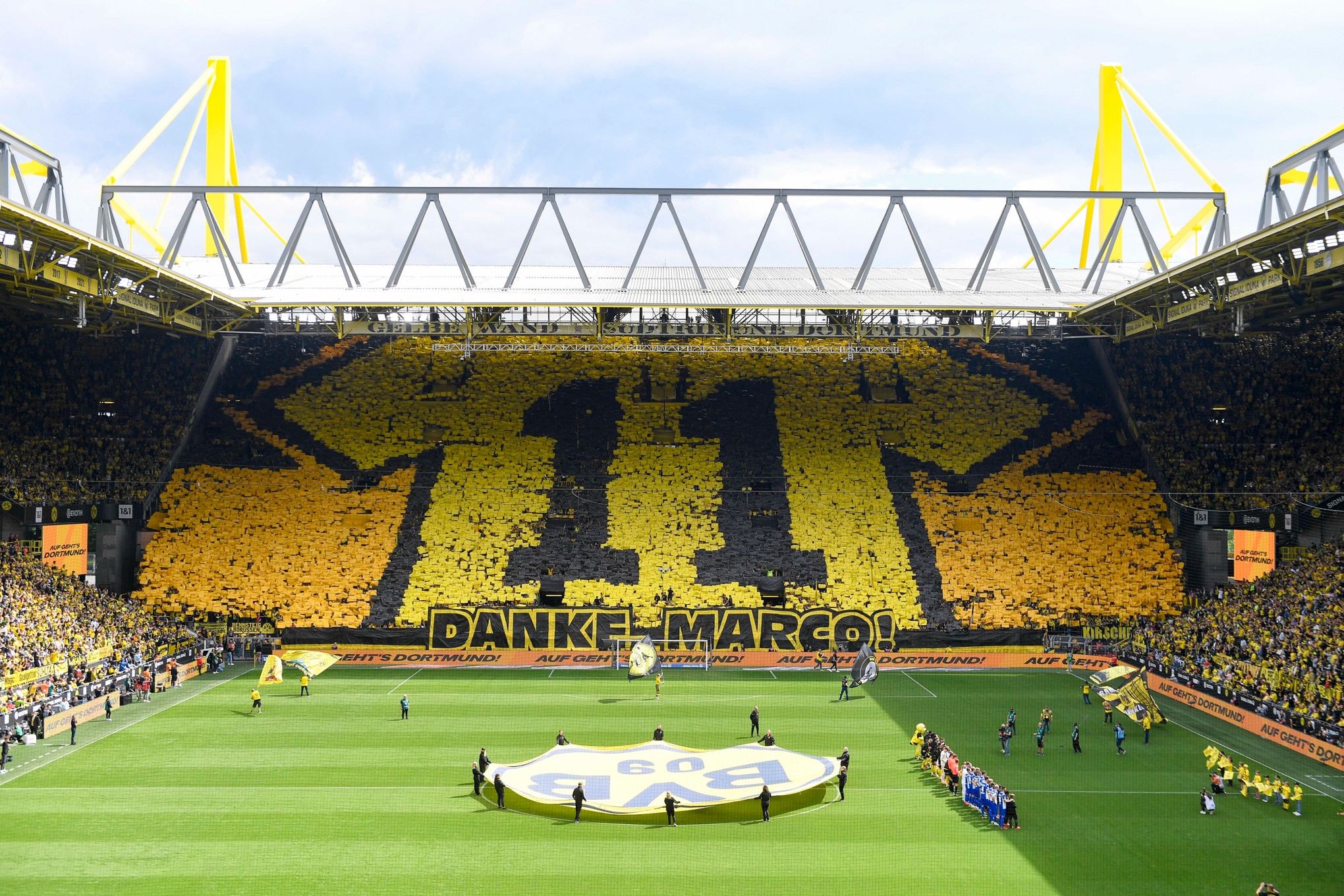 'Obrigado, Marco', dizia o lindo mosaico da Muralha Amarela para Marco Reus, em seu adeus ao Signal Iduna Park com a camisa do Borussia Dortmund - Foto: Icon sport