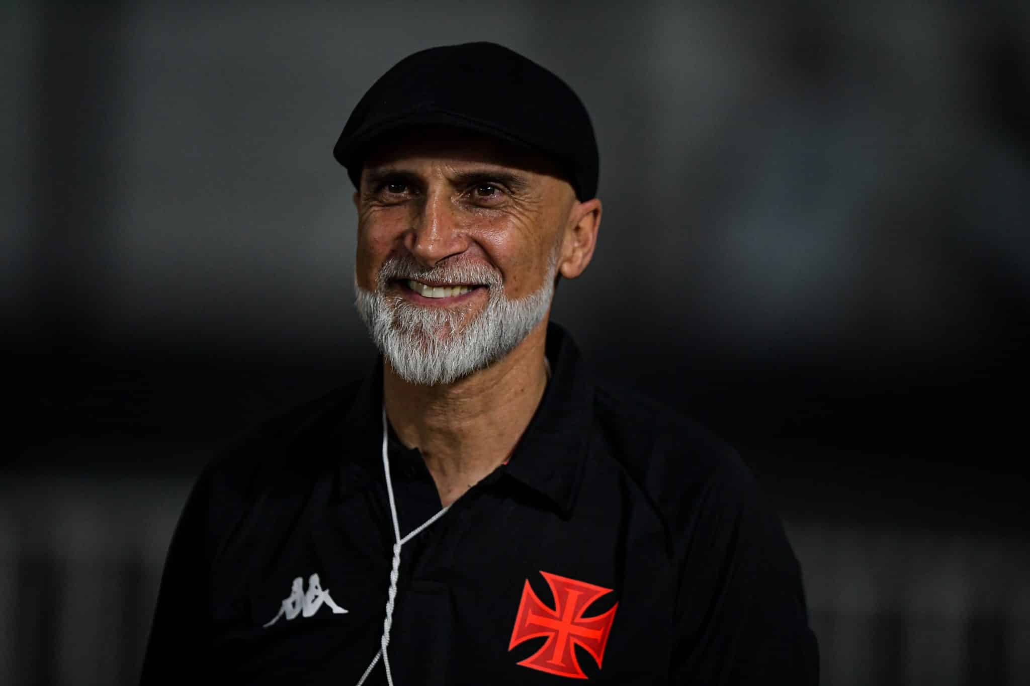 Mesmo com elenco de folga, t&eacute;cnico &Aacute;lvaro Pacheco j&aacute; iniciou os trabalhos no Vasco