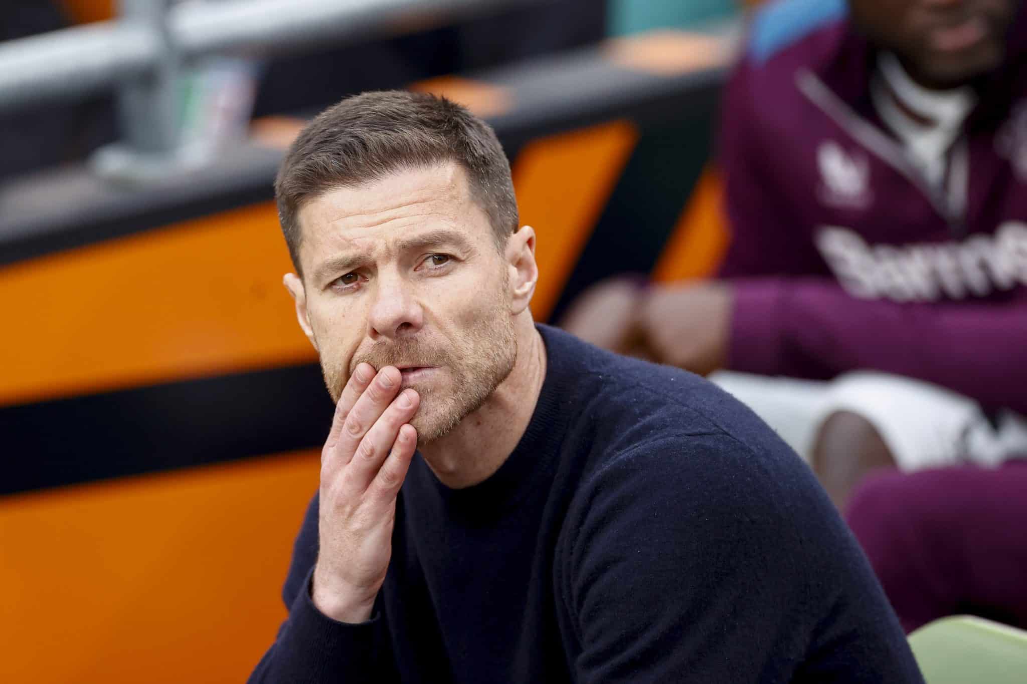 Alvo do Real Madrid, Xabi Alonso &eacute; pressionado e est&aacute; &rsquo;em choque&rsquo; para decidir seu futuro