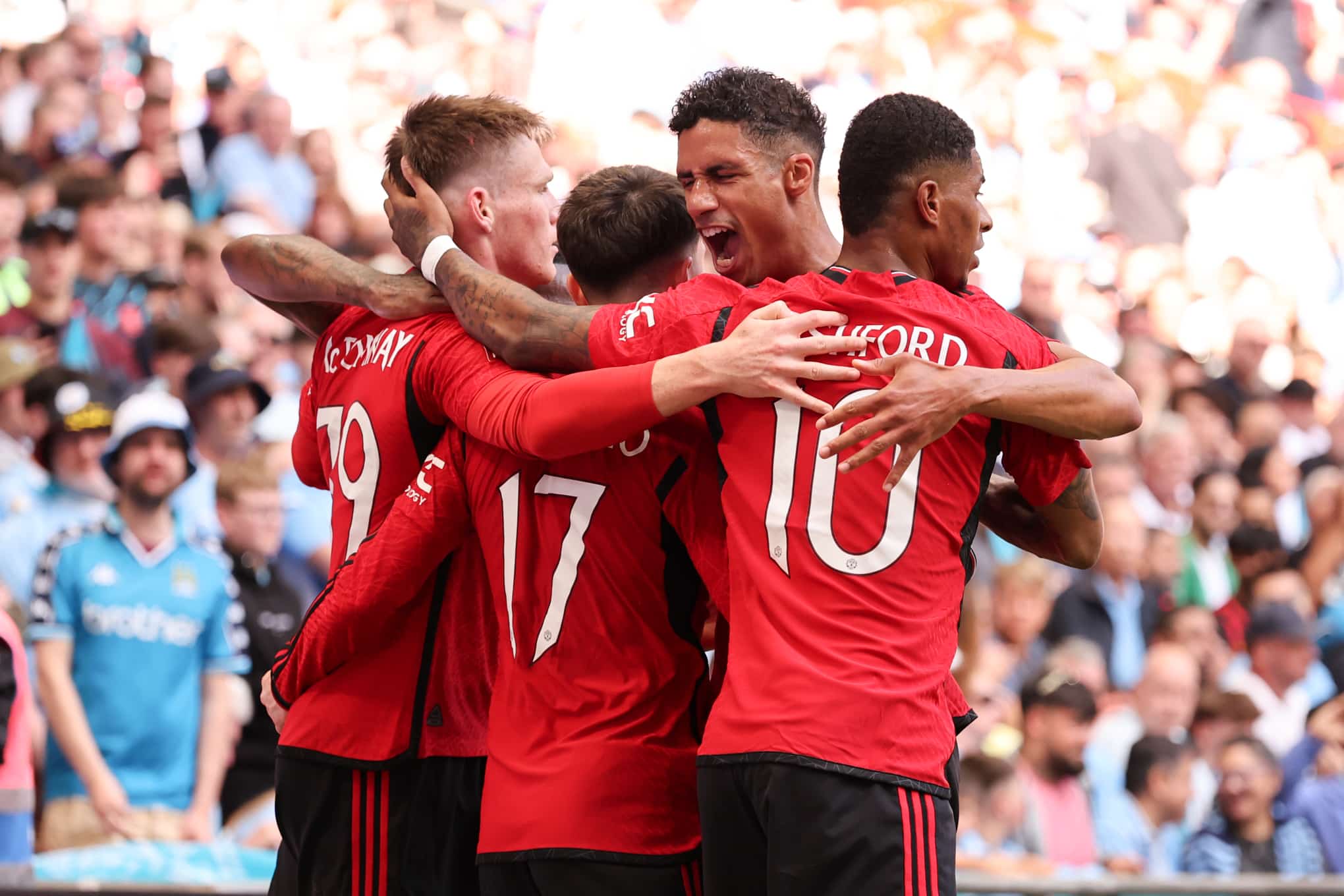 Foto: (IconSport) - Manchester United comemora gol sobre o Manchester City na decis&atilde;o da FA Cupa