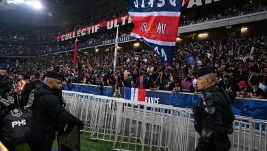Torcedores de PSG e Lyon queimam &ocirc;nibus em briga na final da Copa da Fran&ccedil;a