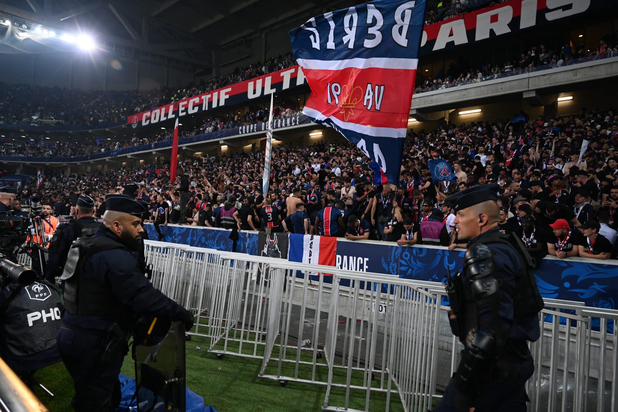 Torcedores de PSG e Lyon queimam &ocirc;nibus em briga na final da Copa da Fran&ccedil;a