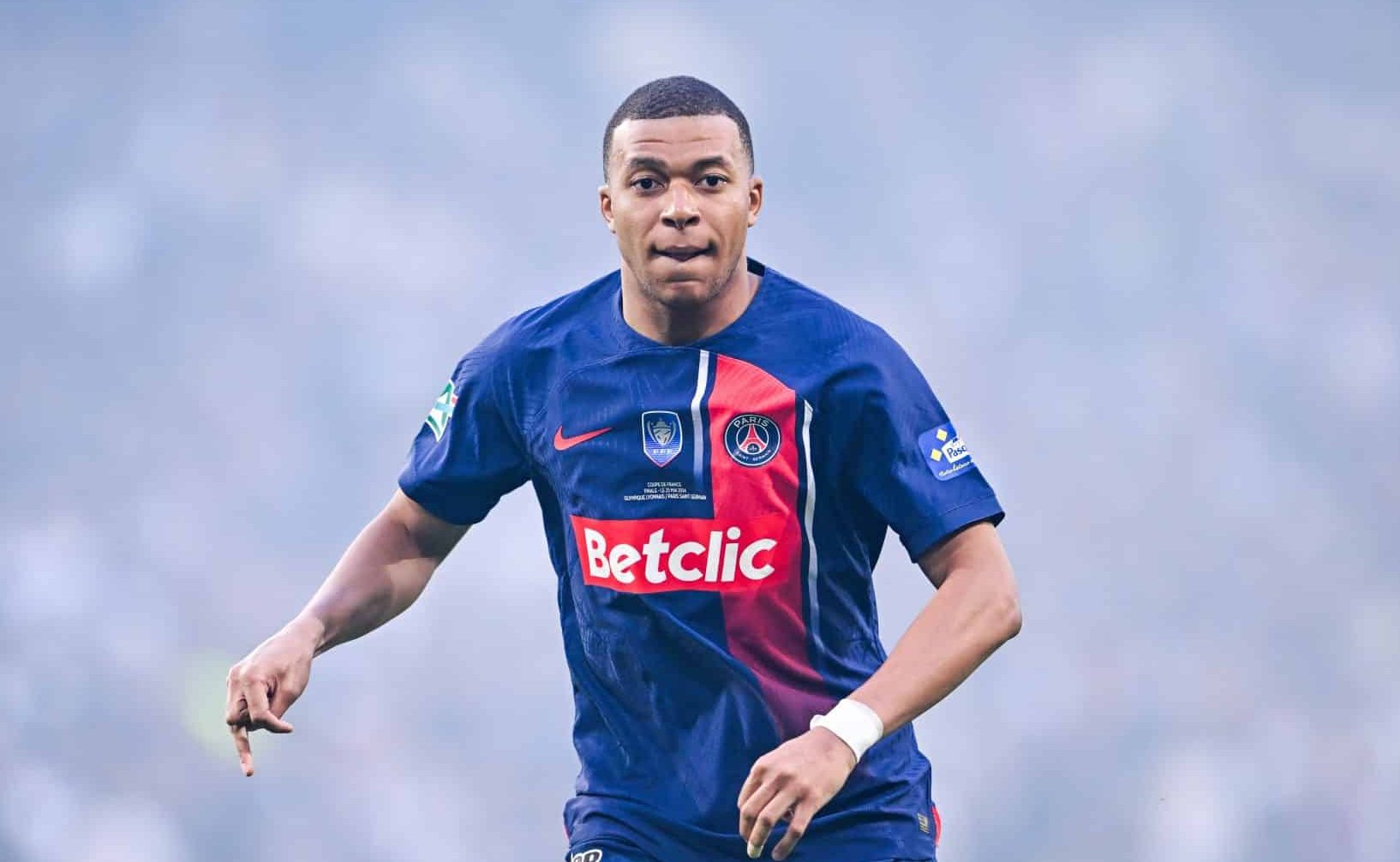 Discreto e sem gols, mas com a ta&ccedil;a: Mbapp&eacute; d&aacute; adeus ao PSG com a Copa da Fran&ccedil;a