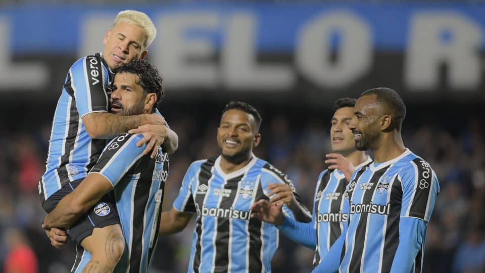 Grêmio volta em alto nível, goleia o The Strongest e segue muito vivo na Libertadores