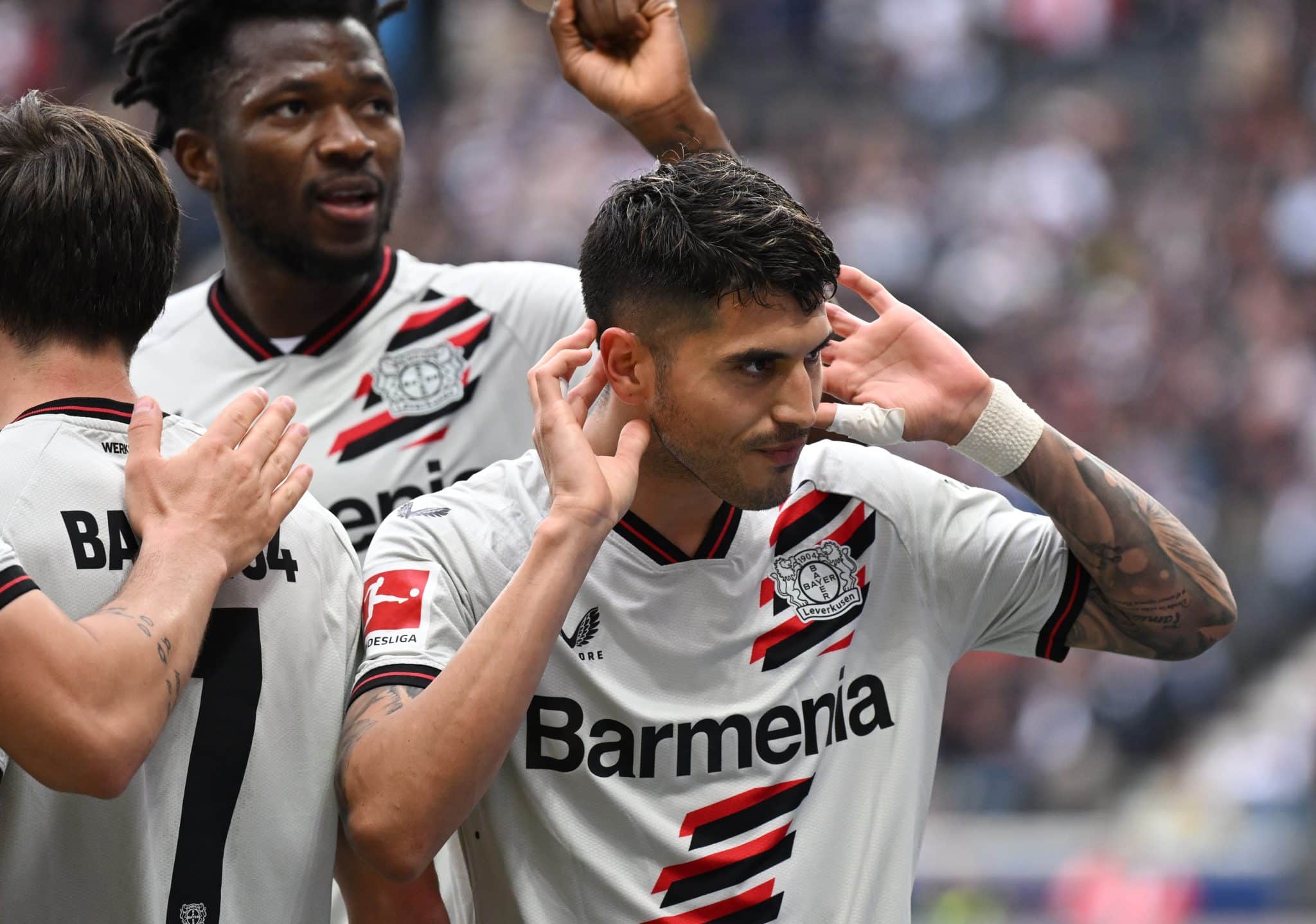 Imbat&iacute;vel, Leverkusen se imp&otilde;e e goleia Eintracht Frankfurt fora de casa