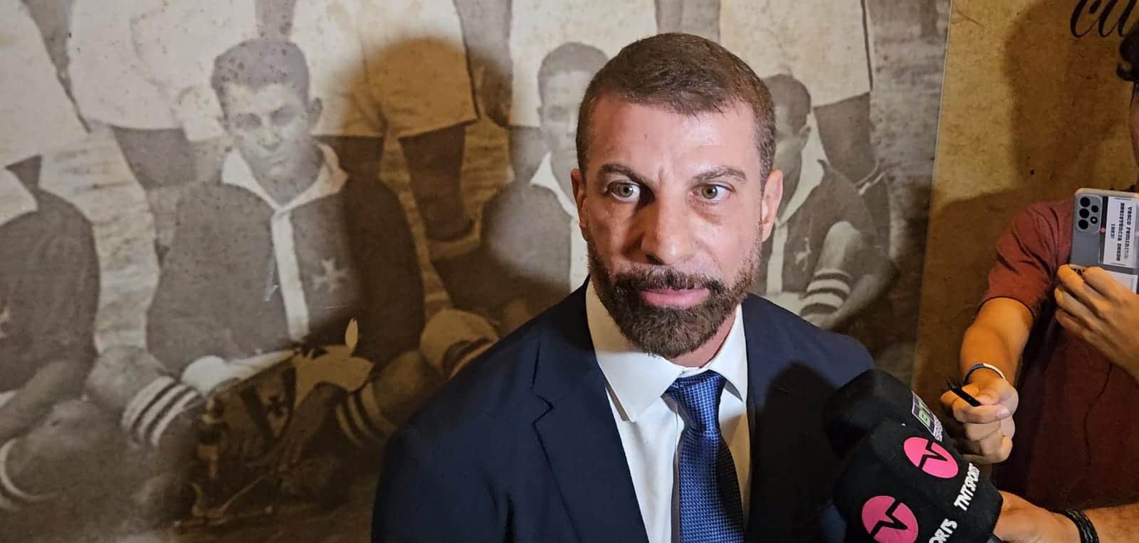 Liga&ccedil;&otilde;es, reuni&otilde;es e visita ao CT: Pedrinho se aproxima do futebol do Vasco