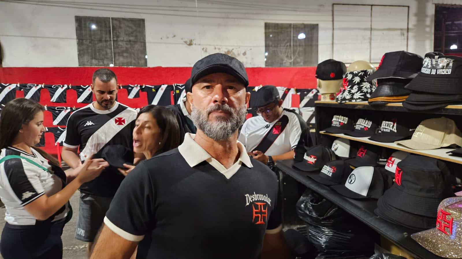 Boina de &Aacute;lvaro Pacheco vira febre em classifica&ccedil;&atilde;o do Vasco em S&atilde;o Janu&aacute;rio