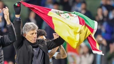 Pelo Rio Grande, onde estiver, Gr&ecirc;mio corre, goleia e abra&ccedil;a