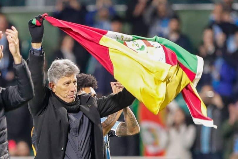 Pelo Rio Grande, onde estiver, Grêmio corre, goleia e abraça