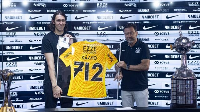 Adeus de C&aacute;ssio a funcion&aacute;rios do Corinthians teve fila para fotos e at&eacute; choro no CT