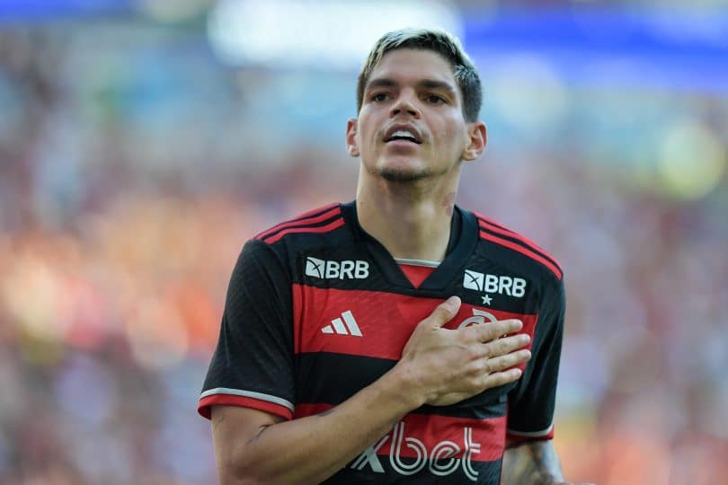 Lesão de Ayrton Lucas deixa Tite no limite dos problemas na ala esquerda do Flamengo