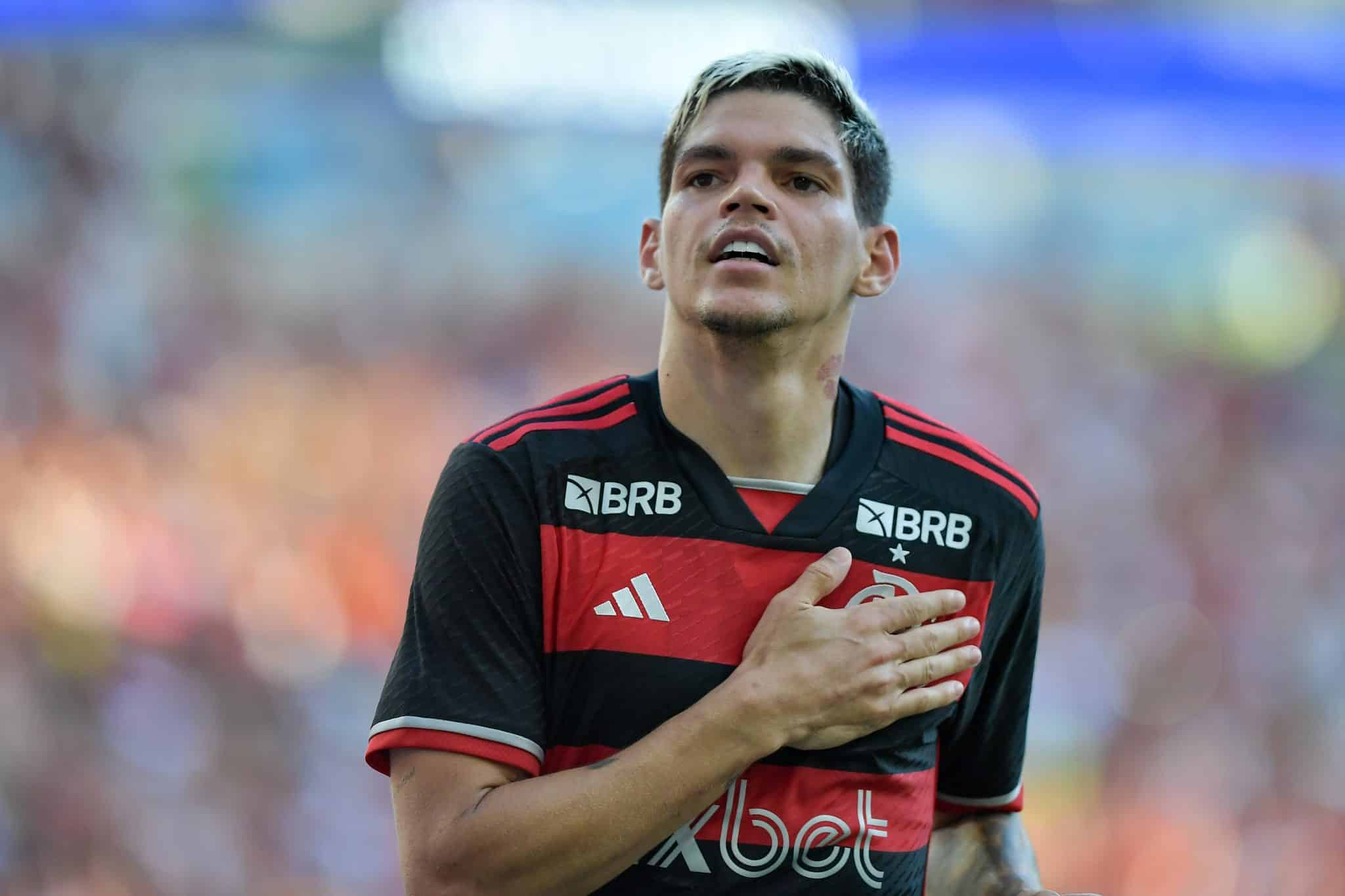 Les&atilde;o de Ayrton Lucas deixa Tite no limite dos problemas na ala esquerda do Flamengo