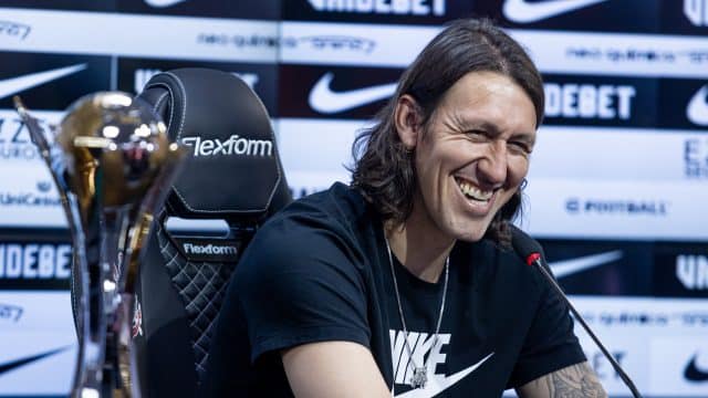 Ta&ccedil;as, aplausos e emo&ccedil;&atilde;o: como foi a despedida de C&aacute;ssio do Corinthians