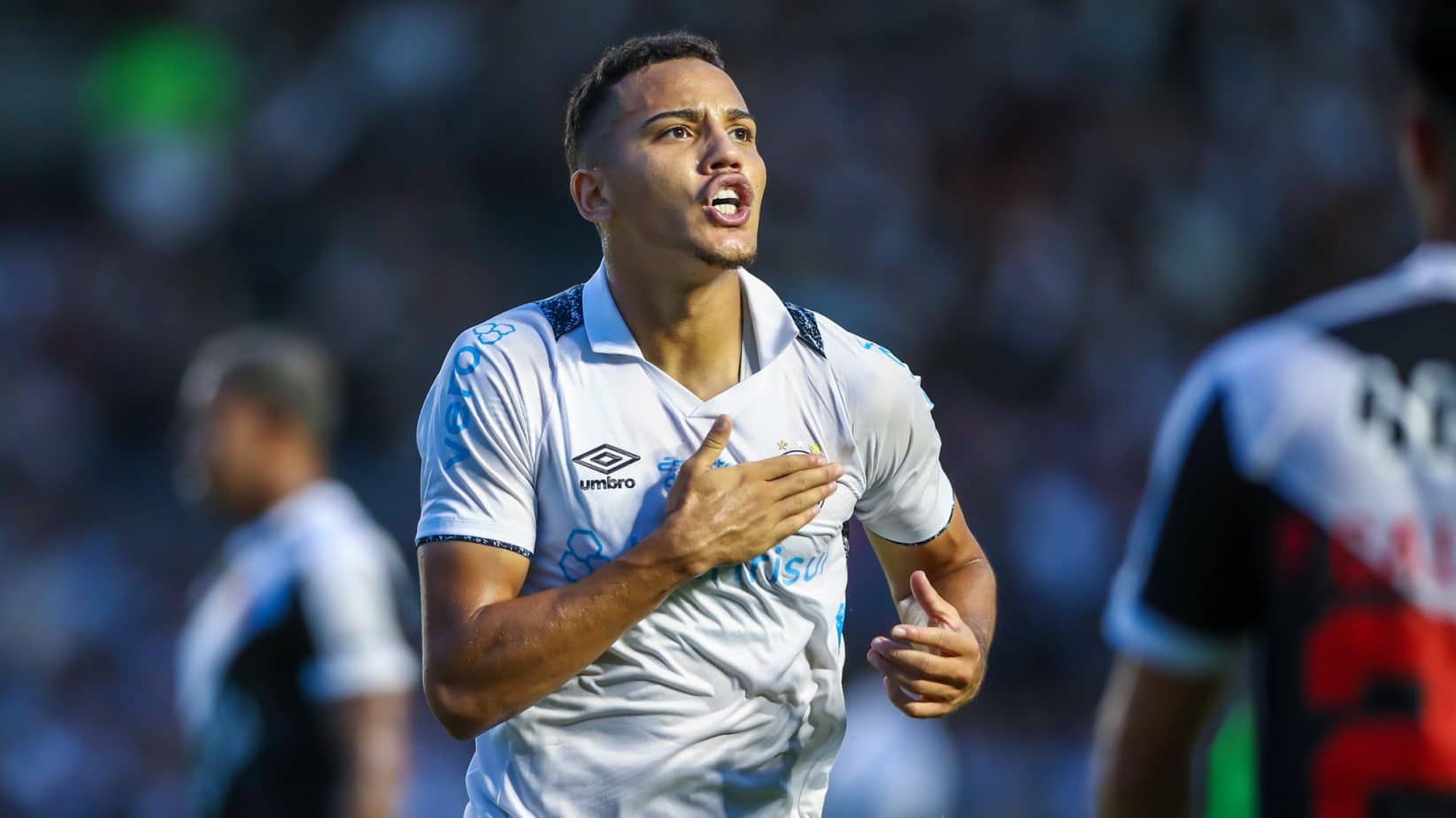 Gr&ecirc;mio renova com Gustavo Martins &mdash; mas isso significar&aacute; mais chances para o zagueiro?