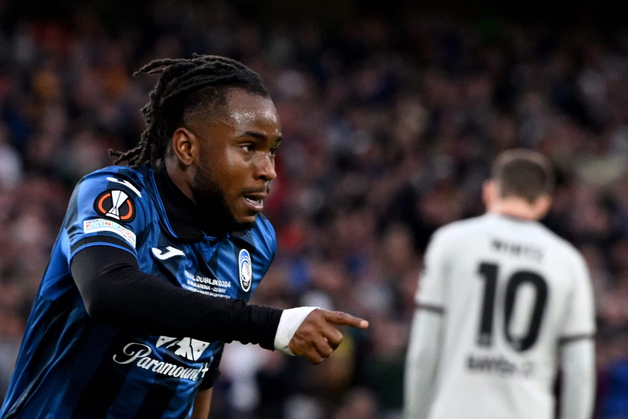 Lookman faz hist&oacute;ria com hat-trick, Atalanta derruba invicto Leverkusen e leva Liga Europa