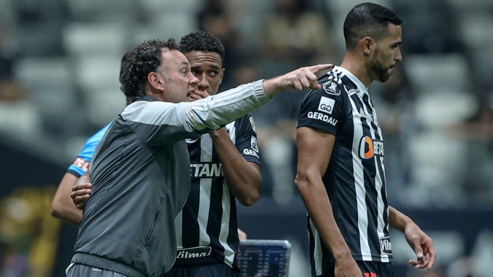 Milito faz testes e ganha opções para período com elenco curto no Atlético-MG