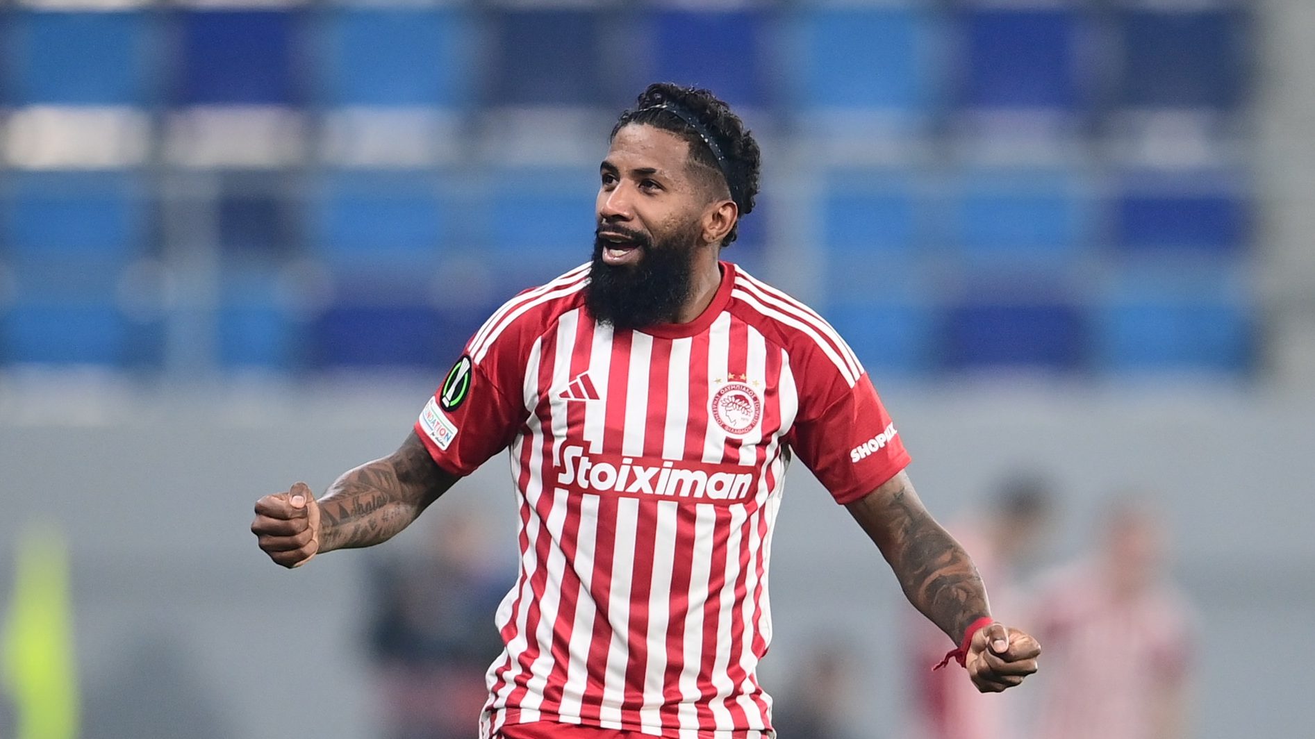 Rodinei &eacute; finalista da Conference League enquanto Flamengo sofre com lateral direita