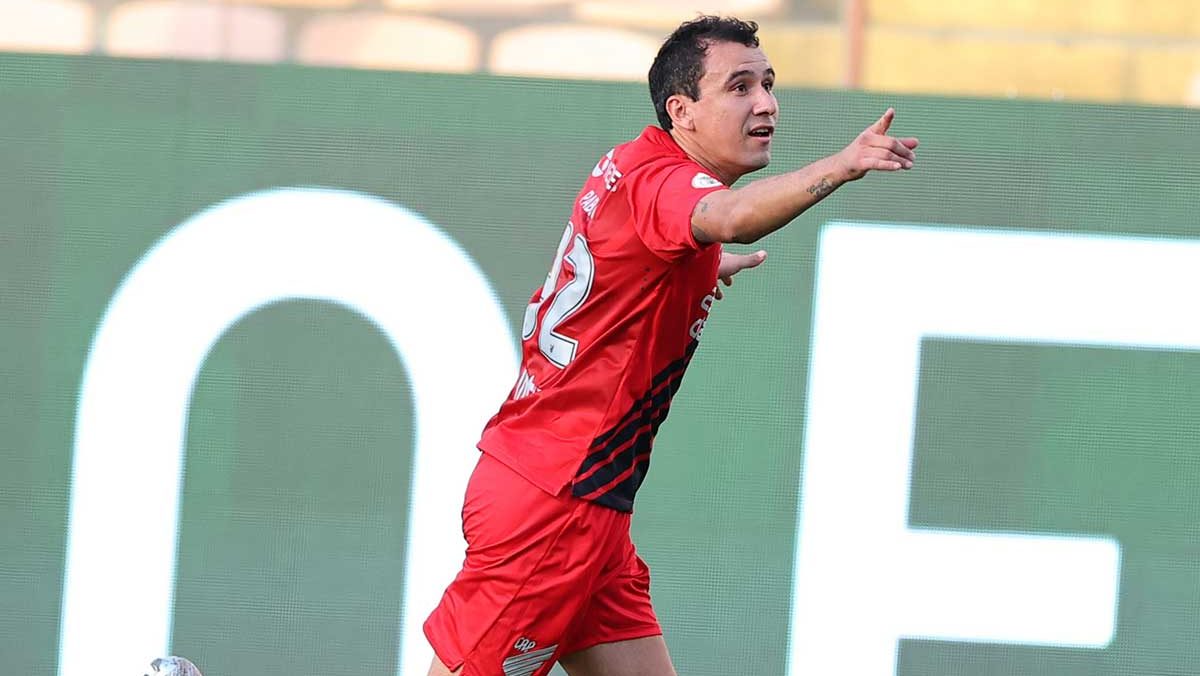 Athletico &eacute; letal e bate um Palmeiras desequilibrado, com Veiga em tarde terr&iacute;vel