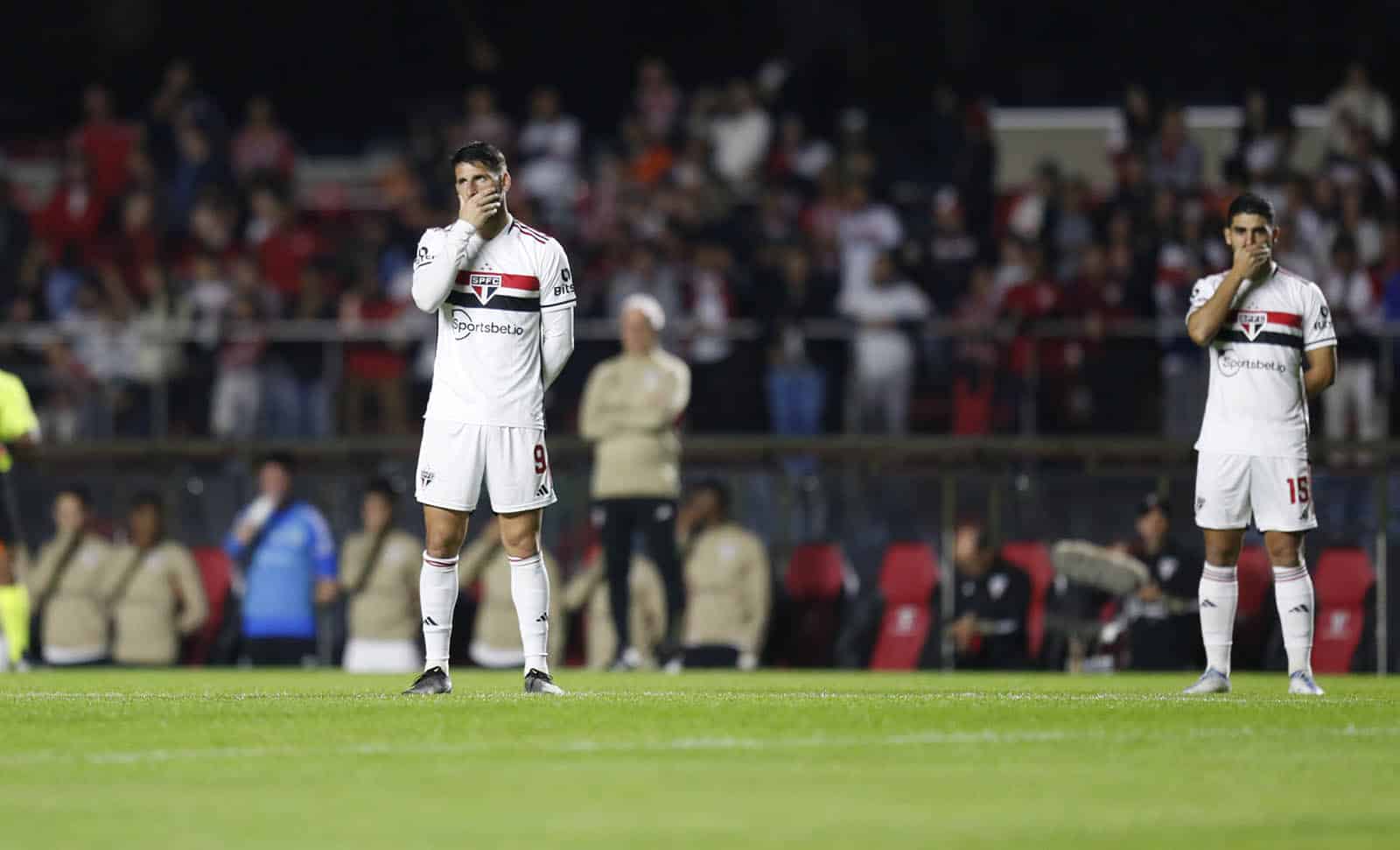 Calleri e Michel Araujo protestam antes de jogo do S&atilde;o Paulo (Foto: Paulo Pinto / saopaulofc.net)
