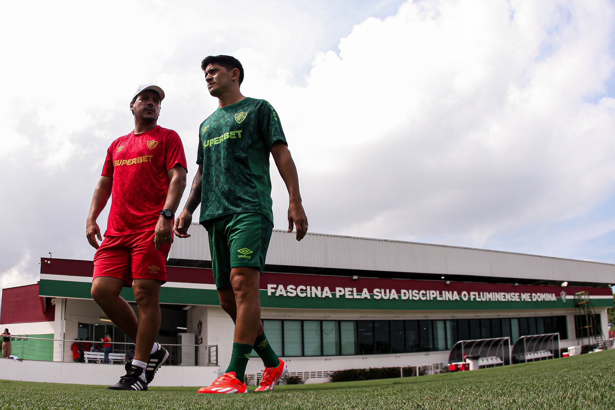Fernando Diniz e Germ&aacute;n Cano tinham &oacute;tima rela&ccedil;&atilde;o, e argentino foi o jogador mais emocionado em sua despedida - Foto: MARCELO GON&Ccedil;ALVES/FLUMINENSE F.C.