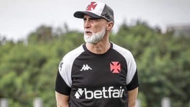 Sem Payet e Vegetti, como &Aacute;lvaro Pacheco pode escalar o Vasco contra o Juventude?