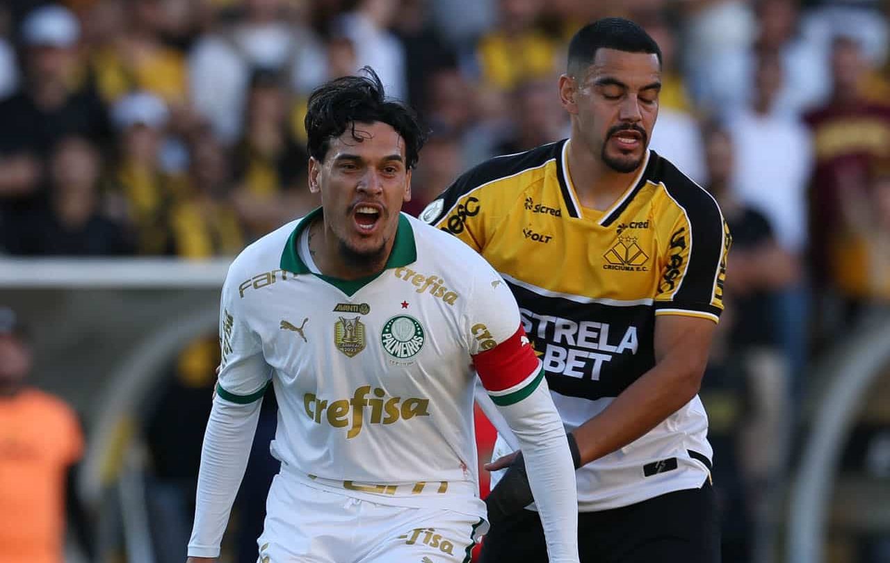 Palmeiras vence valente Crici&uacute;ma &ndash; mas n&atilde;o convence &ndash; e cola nos l&iacute;deres do Brasileir&atilde;o