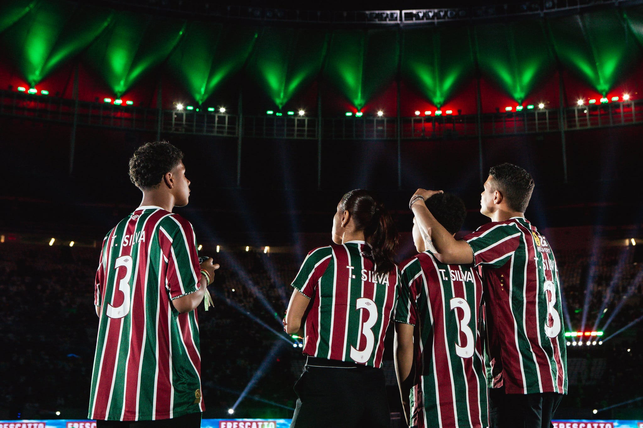 Thiago Silva e fam&iacute;lia no momento em que sonharam nos &uacute;ltimos anos: a volta ao Fluminense - Foto: LUCAS MER&Ccedil;ON /FLUMINENSE FC