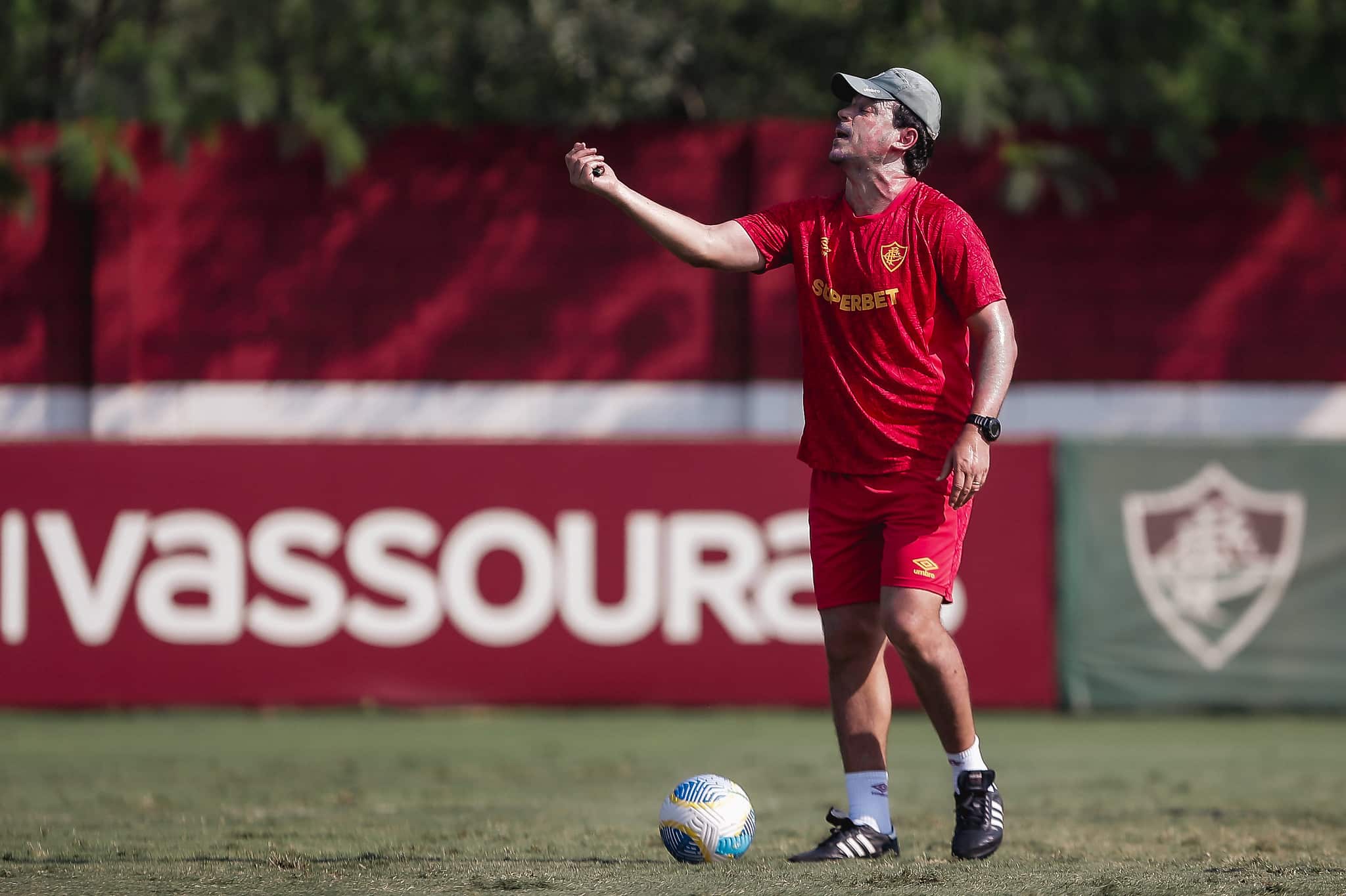 Fernando Diniz mudou sa&iacute;da de bola nos treinos, mas erros se repetiram nos jogos - Foto: LUCAS MER&Ccedil;ON/FLUMINENSE F.C.