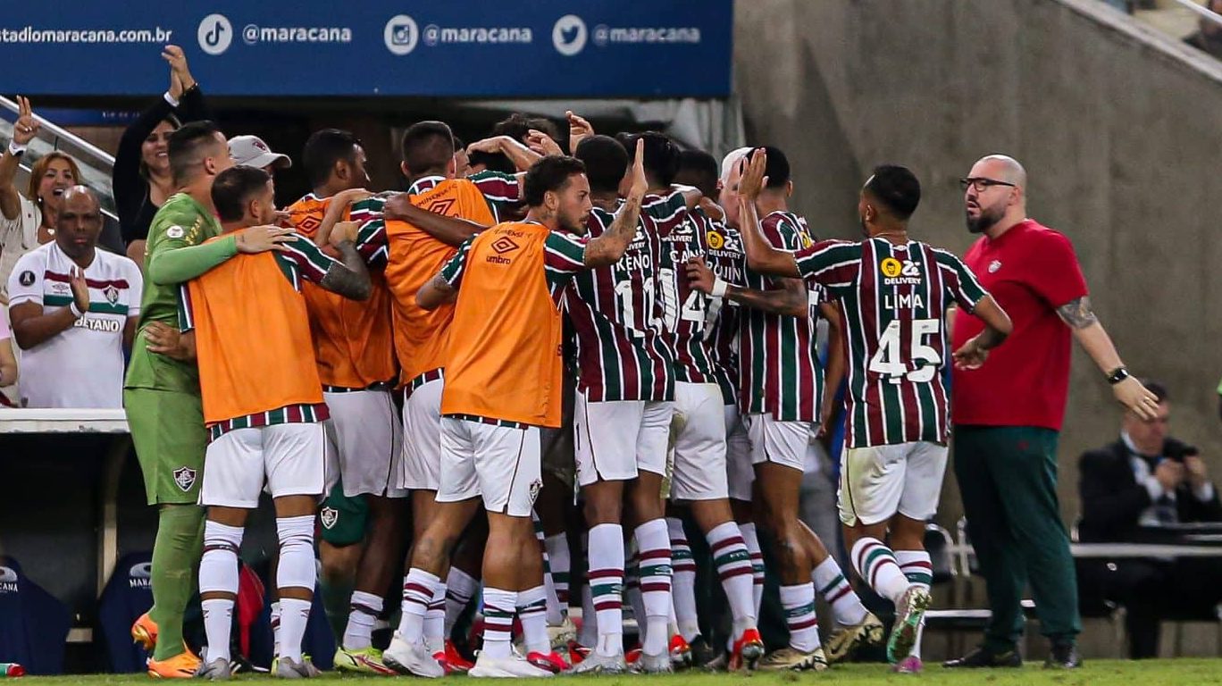 Jogadores do Fluminense correram para abra&ccedil;ar Fernando Diniz ap&oacute;s gol de Ganso - Foto: Icon sport