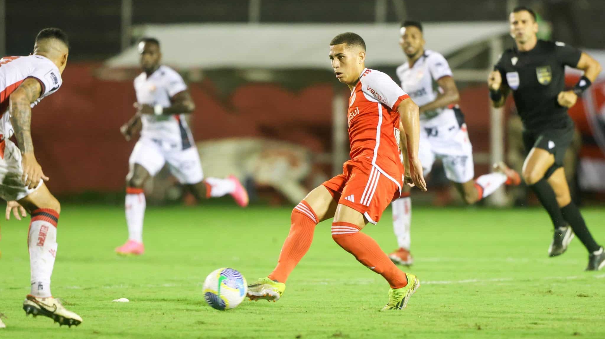 Mais jovem a estrear no s&eacute;culo, meia de 16 anos &eacute; alento em meio a momento dif&iacute;cil do Internacional